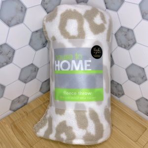 🆓✨FREE w/ $25 ORDER✨ Cream Leopard Print Fleece Throw Blanket